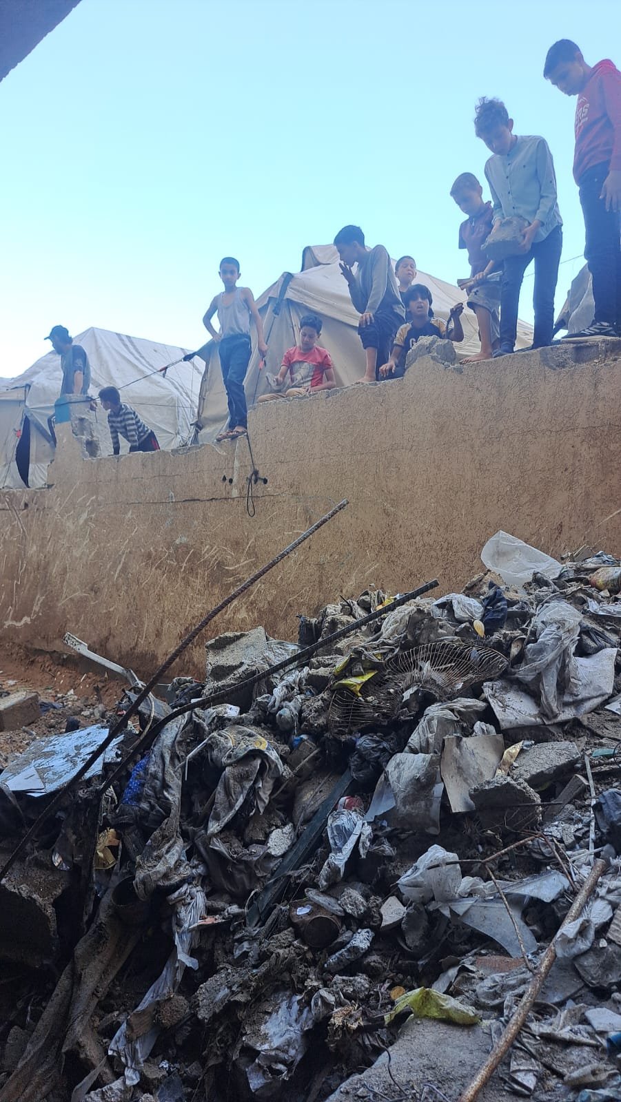 الجالية الفلسطينية ببريمن تنفذ اعمال إزالة للركام في حي الزيتون بمدينة غزة